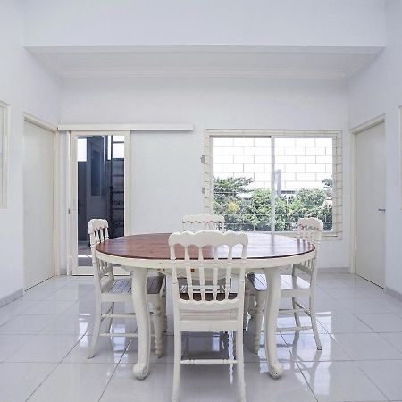 OYO 747 Cipunegara Residence Surabaya Exterior foto